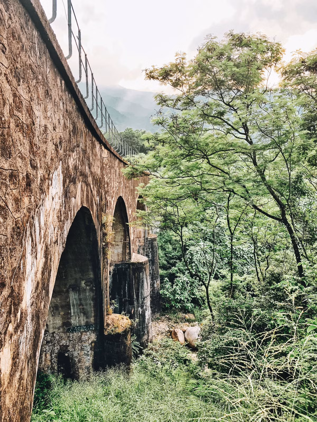 Đây là một cây cầu đường sắt có kiến trúc độc đáo, chân cầu có dạng mái vòm và bắc qua một con suối nhỏ thuộc địa phận đèo Hải Vân.