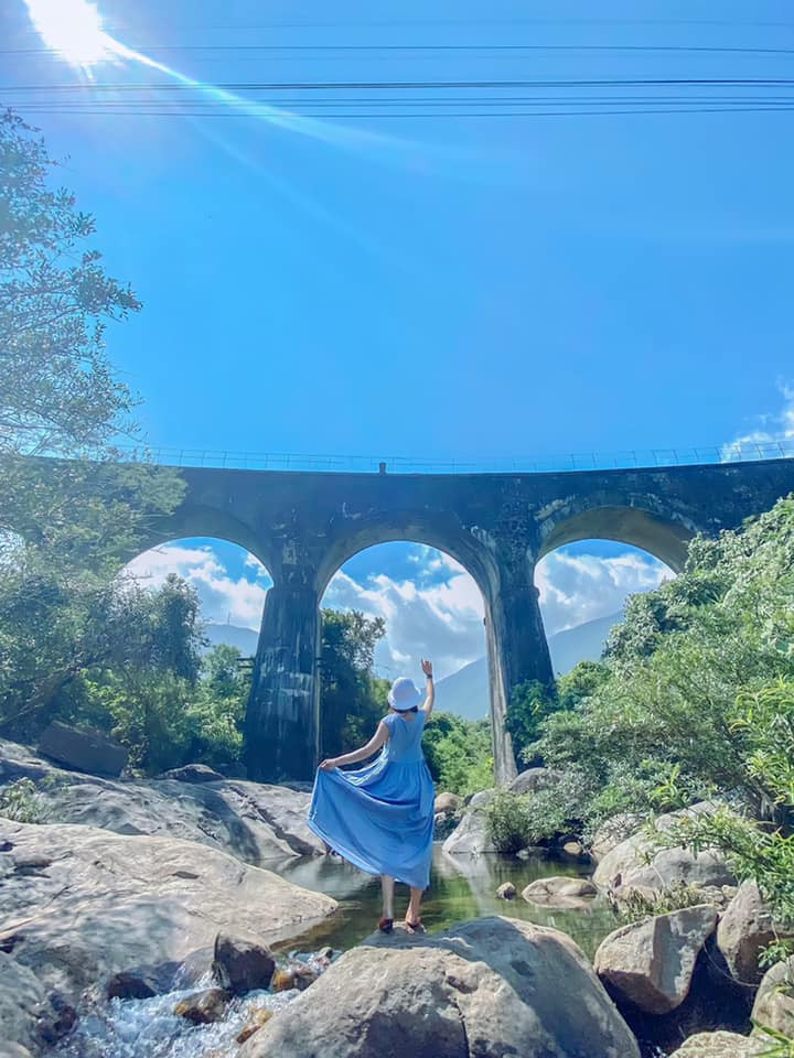 Hiện nay, đây không chỉ là cây cầu đóng vai trò quan trọng trong tuyến đường sắt Bắc – Nam mà còn là địa điểm check-in thu hút nhiều khách du lịch.