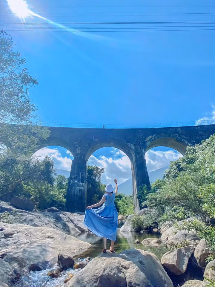 Hiện nay, đây không chỉ là cây cầu đóng vai trò quan trọng trong tuyến đường sắt Bắc – Nam mà còn là địa điểm check-in thu hút nhiều khách du lịch.