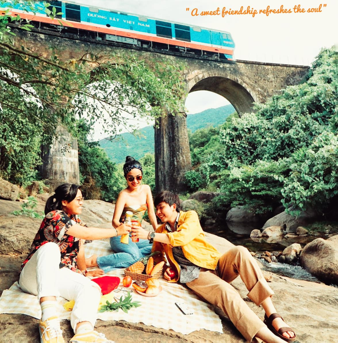 Không chỉ là địa điểm chụp ảnh đẹp ở Huế, cầu vòm dưới chân đèo Hải Vân còn là nơi cắm trại lý tưởng cho những chuyến du lịch phượt, vui chơi những ngày cuối tuần.