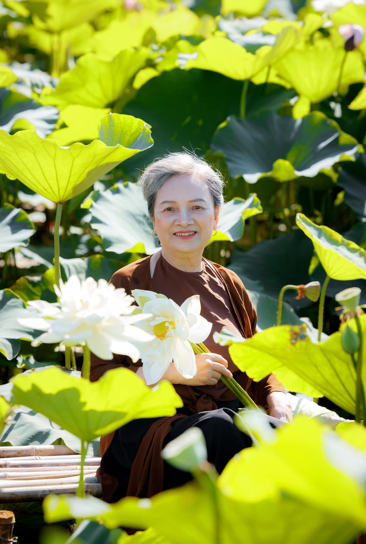 Mái tóc đã bạc, gương mặt đã hằn lên những nếp nhăn nhưng ở bà vẫn toát lên vẻ phúc hậu, hiền lành.