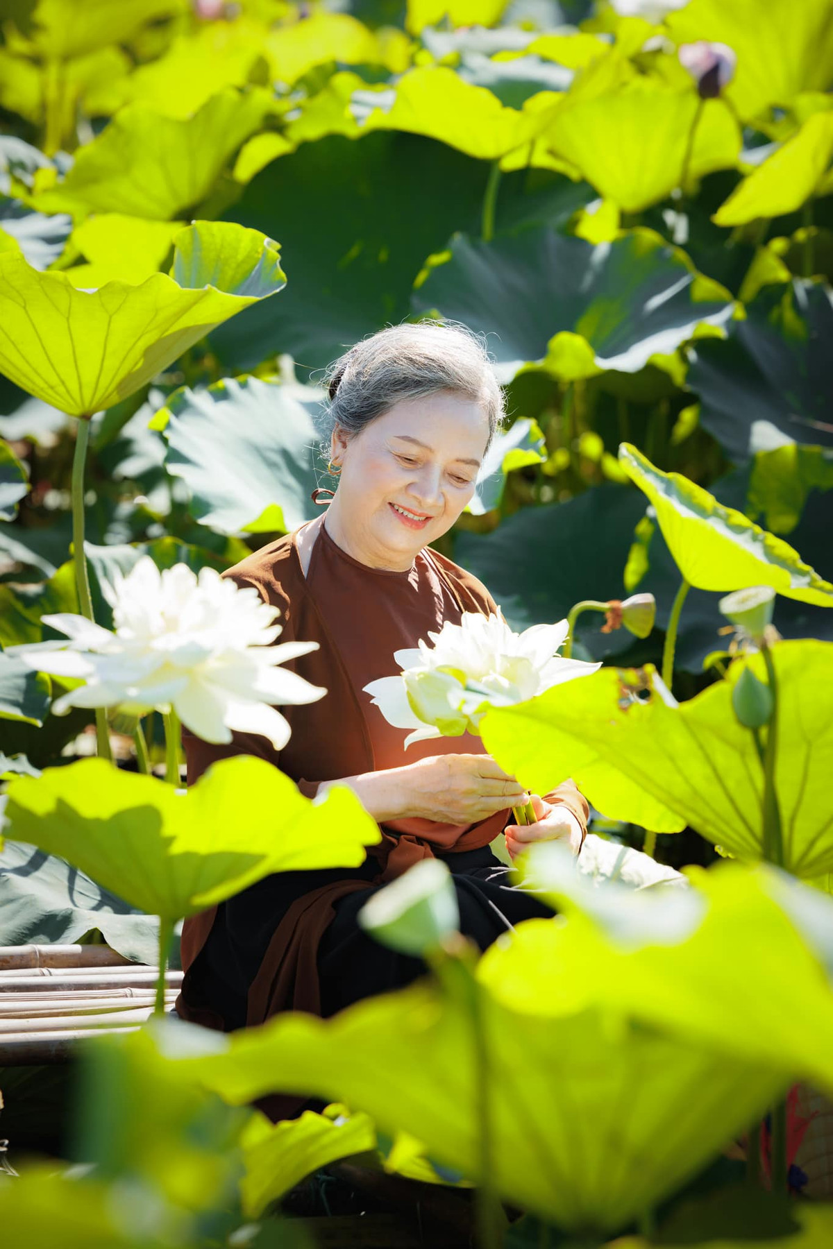 Nhiều người đã bày tỏ cảm xúc dưới phần bình luận của bộ ảnh: "Thời còn trẻ chắc là ba phải nghiêng nước nghiêng thành lắm lắm", "Bà quá trẻ, đẹp và phúc hậu quá ạ".