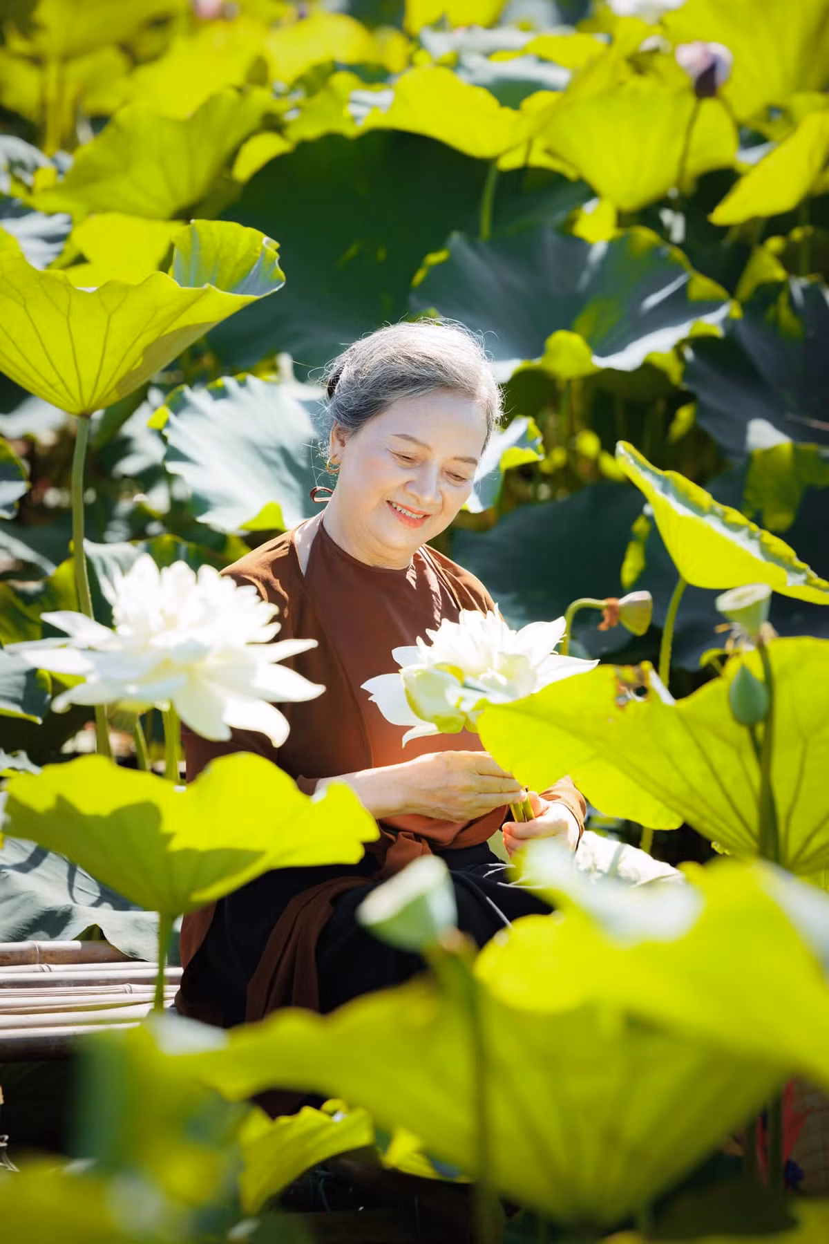 Nhiều người đã bày tỏ cảm xúc dưới phần bình luận của bộ ảnh: "Thời còn trẻ chắc là ba phải nghiêng nước nghiêng thành lắm lắm", "Bà quá trẻ, đẹp và phúc hậu quá ạ".