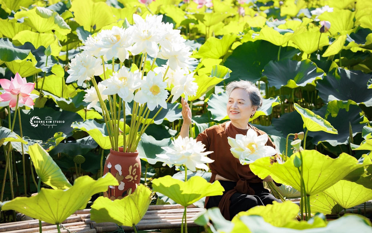 Dù đã cao tuổi, bà cụ vẫn chịu khó tạo dáng. Cách bà cụ diễn với ống kính rất tự nhiên chứ không hề khô cứng.