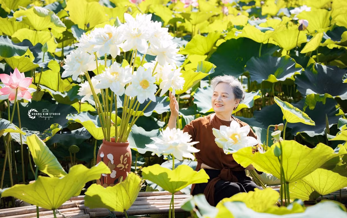 Dù đã cao tuổi, bà cụ vẫn chịu khó tạo dáng. Cách bà cụ diễn với ống kính rất tự nhiên chứ không hề khô cứng.