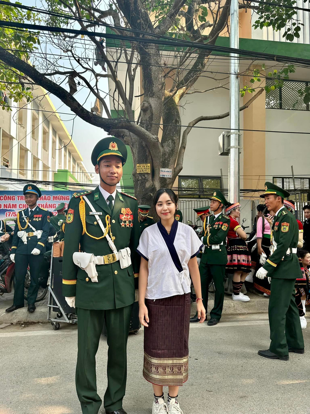Cô nàng hài hước đăng trạng thái: "Nhỡ nghiện Điên Biên cụ thể là mấy anh Lính diễu hành rồi thì có nên ở lại đây làm dâu Điện Biên không ạ?", "Anh nào cũng cao to đẹp trai như người mẫu".