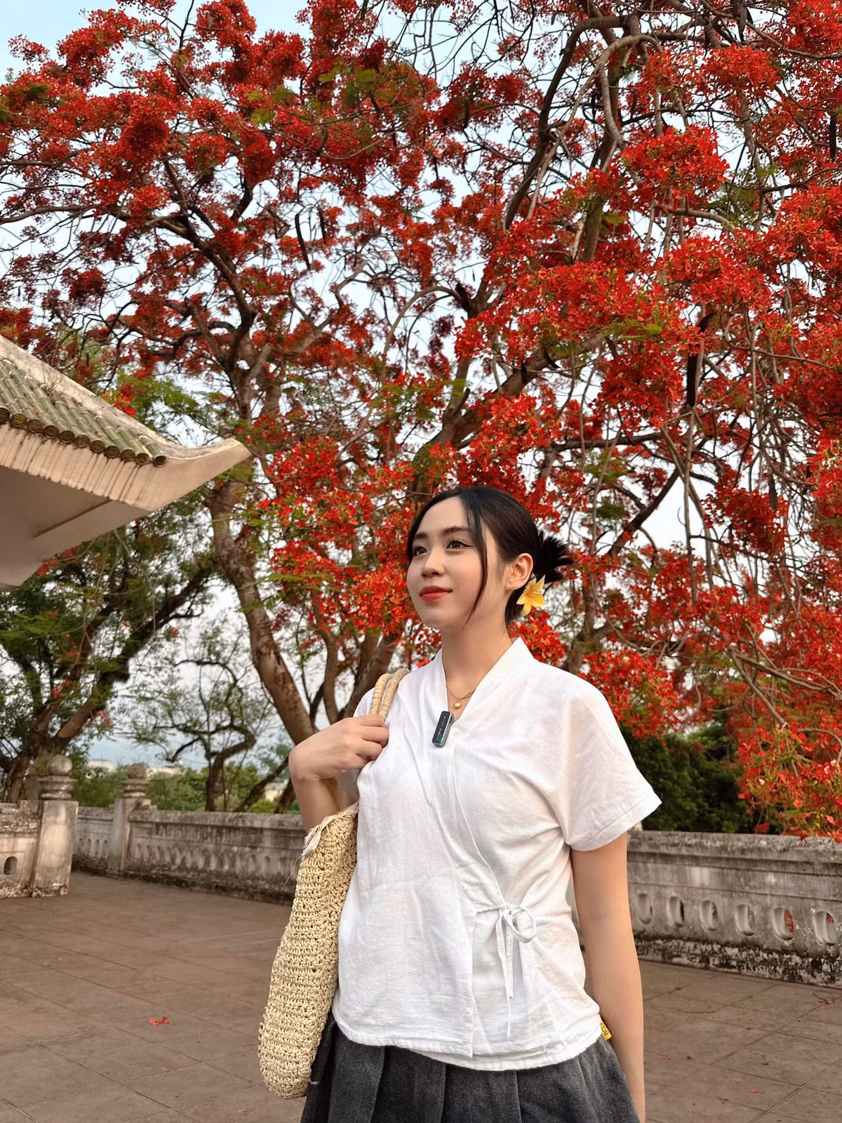 Nhan sac hot girl Lao den Dien Bien, chup anh cung bo doi Viet