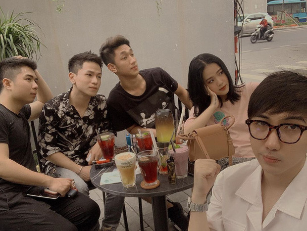 Sau Trọng Đại, bạn gái tin đồn Quang Hải tiếp tục là người đăng tải ảnh đi chơi chung với một nhóm bạn, cặp đôi lại ngồi sát cạnh nhau.