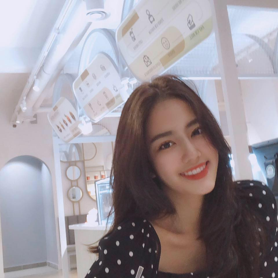 Phương Lan cho biết, trở thành tiếp viên hàng không là ước mơ cô ấp ủ từ rất lâu nhưng không tiết lộ với ai. Cho đến khi cô nàng quyết định thi tuyển, bố mẹ mới biết và lo lắng cho sức khoẻ của con gái, hơn nữa cũng không muốn con phải vất vả, làm việc cả ngày lễ, tết.