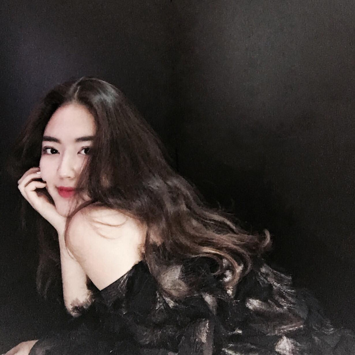 "Mình thấy rất vui khi được mọi người chú ý nhưng mình không muốn chia sẻ quá nhiều về đời tư trên mạng xã hội. Vì dù sao đó cũng là thế giới ảo, mình thích tận hưởng thời gian bên gia đình, người thân và bạn bè hơn" - Phương Lan bộc bạch.