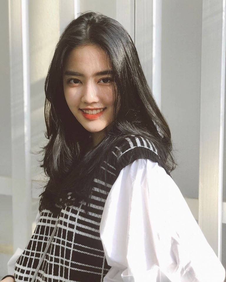 Khuôn mặt xinh đẹp và dáng người uyển chuyển, danh tính của nữ tiếp viên hàng không nhanh chóng được tìm ra.