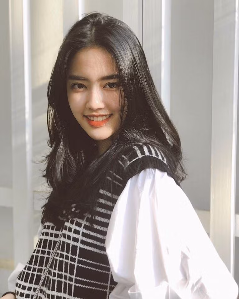 Khuôn mặt xinh đẹp và dáng người uyển chuyển, danh tính của nữ tiếp viên hàng không nhanh chóng được tìm ra.