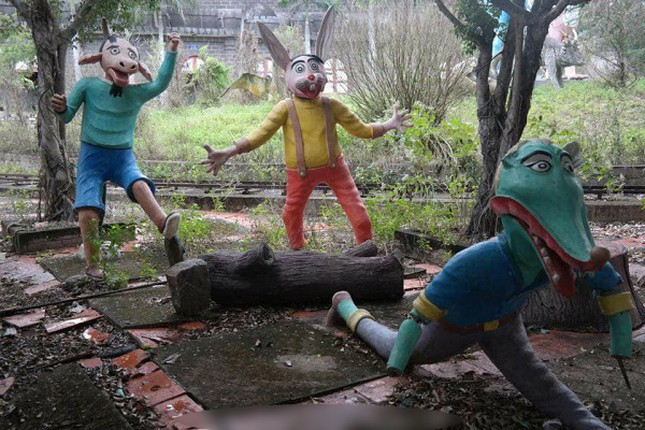 Ở hầu hết các công viên giải trí đều có sự xuất hiện của những bước tượng thú vui nhộn với mục đích giải trí, khiến trẻ em yêu thích. Thế nhưng đôi khi, những bức tượng này lại không làm đúng nhiệm vụ của mình.