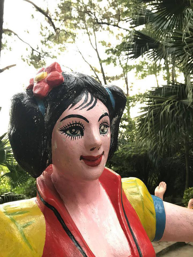 Những bức tượng thảm họa trong công viên phản tác dụng khi mang hình thù quái dị khiến bất kỳ em nhỏ nào trông thấy cũng phải khóc thét. Ví như nàng Bạch Tuyết trông không khác gì Thị Nở này.