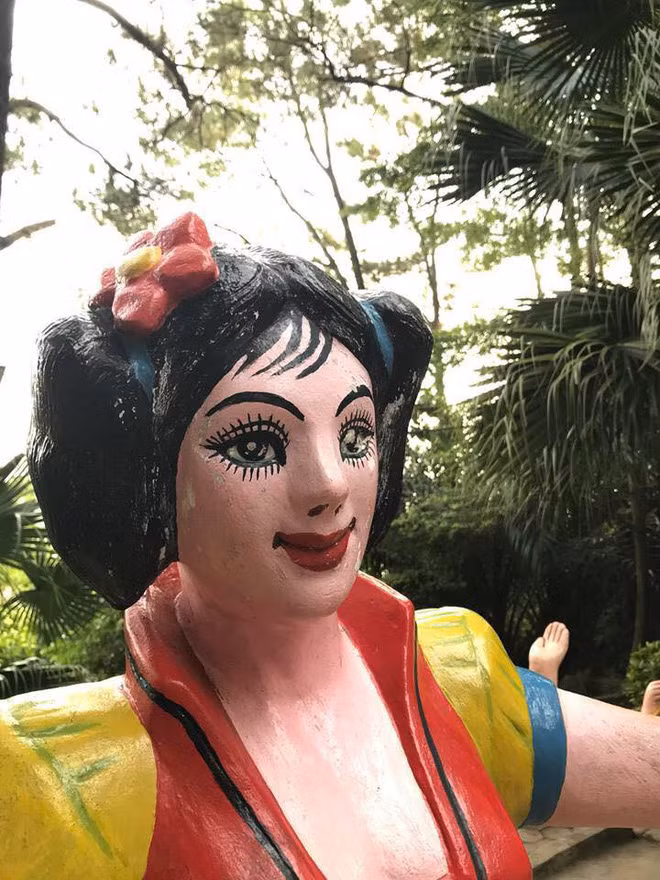 Những bức tượng thảm họa trong công viên phản tác dụng khi mang hình thù quái dị khiến bất kỳ em nhỏ nào trông thấy cũng phải khóc thét. Ví như nàng Bạch Tuyết trông không khác gì Thị Nở này.