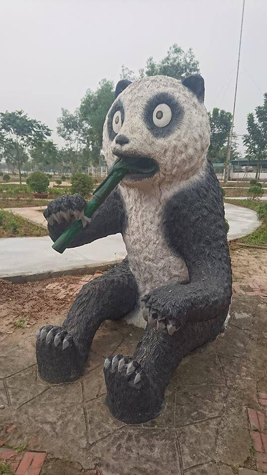 Cũng là một chú gấu trúc nhưng có vẻ đã bị bỏ đói lâu ngày nên thân hình hơi suy dinh dưỡng.