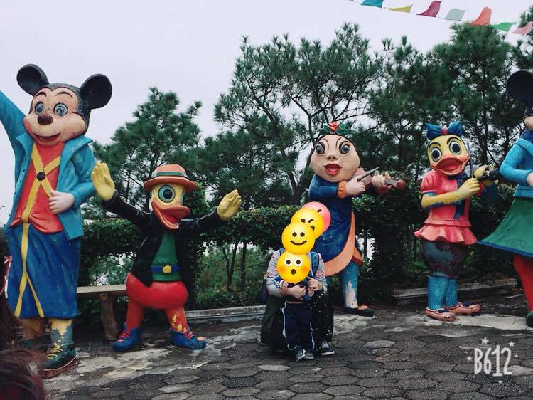 Không hiểu ý đồ của người tạo ra tượng những chú vịt Donald là để trẻ con yêu mến hay để dọa chúng khiếp vía đây.