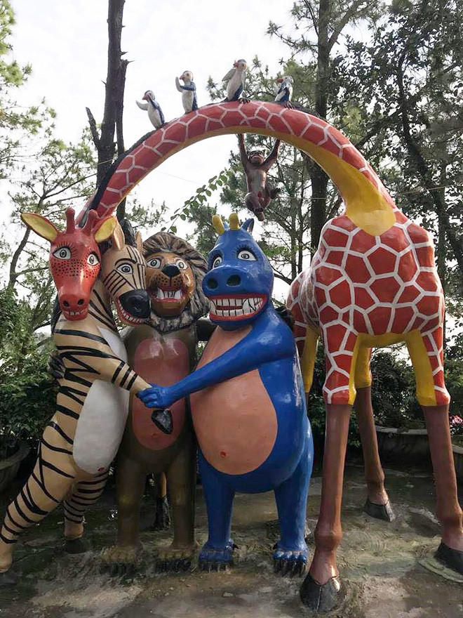 Những loài động vật hoang dã trong phim hoạt hình "Madagascar" có lẽ sẽ từ chối quay về đất liền nếu như nhìn thấy bức tượng lỗi của chính mình đặt tại công viên như thế này.