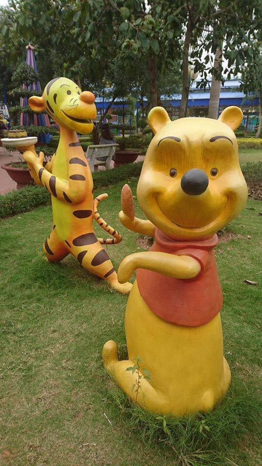 Gấu Pooh mắc kẹt trong nạn đói hay sao mà ốm nhom, mắt sâu trũng.