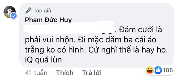 Nam cầu thủ còn mạnh miệng tuyên bố mặc áo trắng trơn đi đám cưới là những người IQ quá lùn, không có gì hay ho. Thế nhưng trong ngày trọng đại của Duy Mạnh, chính anh lại trở thành người "IQ thấp" mà anh nói tới và bị người hâm mộ lên tiếng "bóc phốt".