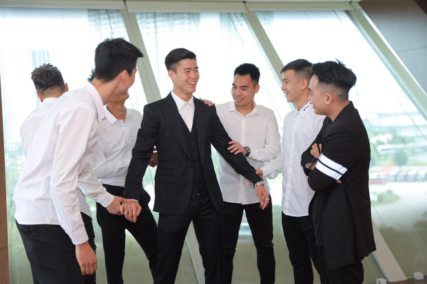 Cũng làm phù rể nhưng Mạch Ngọc Hà vẫn diện áo sơ mi có thêu chữ chứ đâu như lý do của Đức Huy đưa ra để thanh minh?