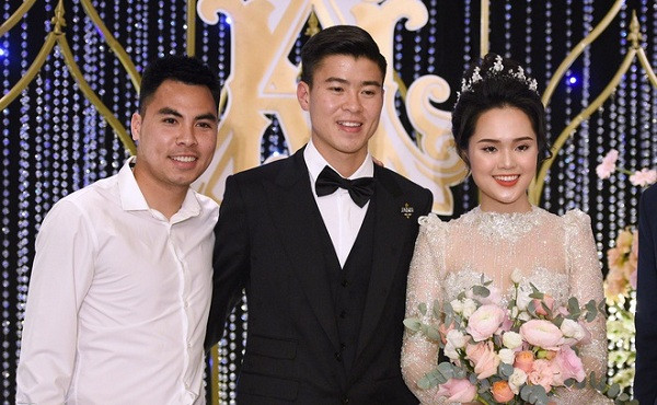 Sau khi đám cưới của Duy Mạnh và Quỳnh Anh kết thúc, trên một diễn đàn hâm mộ bóng đá Việt Nam bất ngờ đăng tải bài viết "bóc phốt" Đức Huy chỉ vì cầu thủ mặc áo sơ mi trắng trơn đi đám cưới dù trước đó đã có những phát biểu hùng hồn về trang phục dự tiệc cưới.