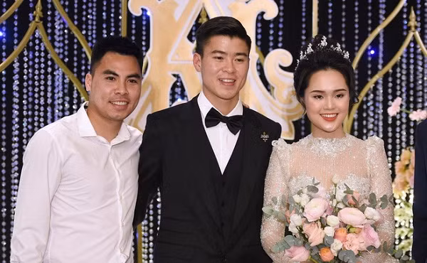 Sau khi đám cưới của Duy Mạnh và Quỳnh Anh kết thúc, trên một diễn đàn hâm mộ bóng đá Việt Nam bất ngờ đăng tải bài viết "bóc phốt" Đức Huy chỉ vì cầu thủ mặc áo sơ mi trắng trơn đi đám cưới dù trước đó đã có những phát biểu hùng hồn về trang phục dự tiệc cưới.