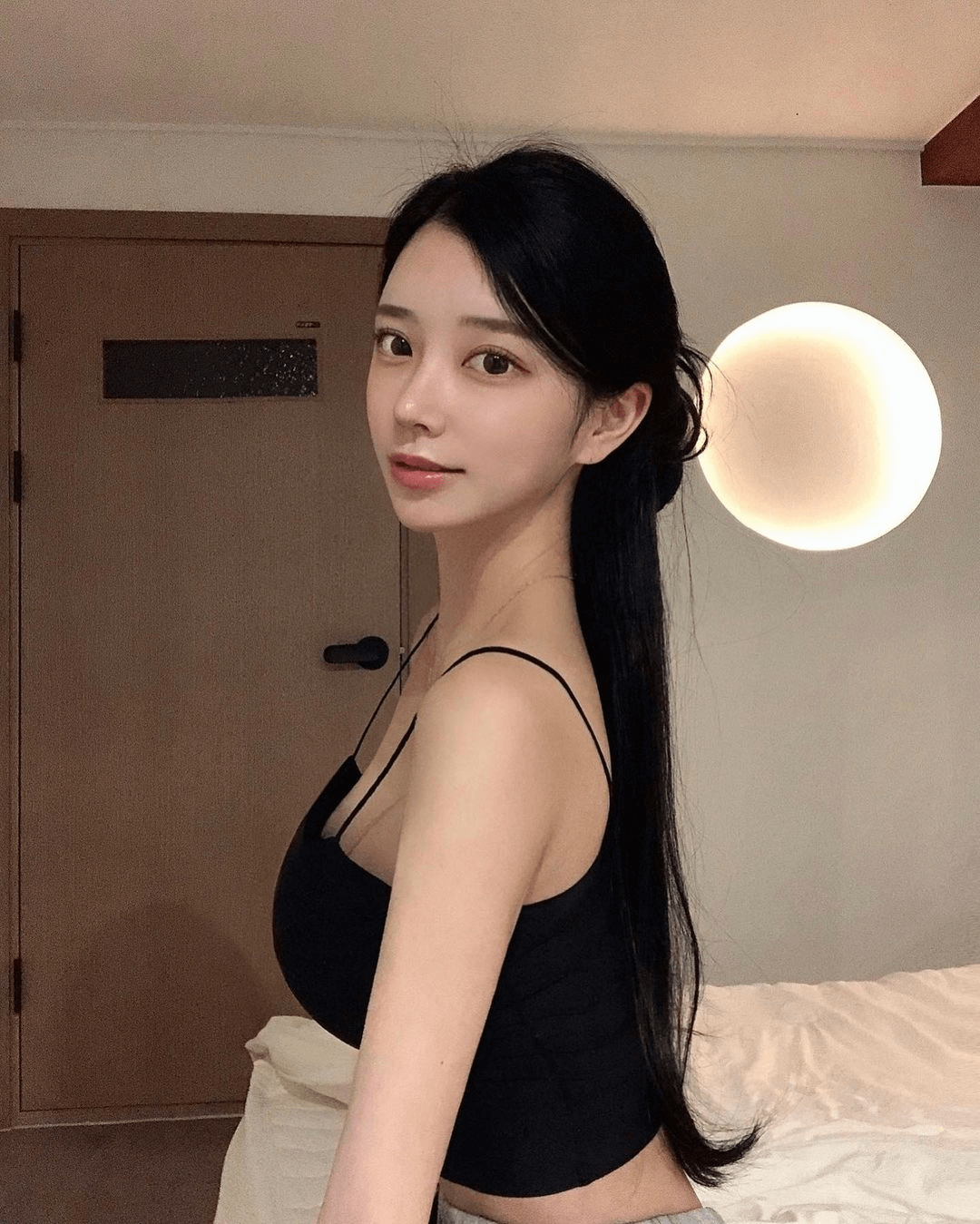 Có thân hình nóng bỏng là vậy nhưng nàng mẫu lại sở hữu một gương mặt với những đường nét rất ngây thơ