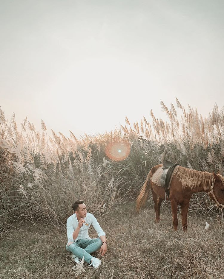 Hiện tại đã bước vào mùa cưới, mặc dù Hà Nội không thiếu địa điểm chụp đẹp nhưng cánh đồng lau ngay trung tâm Hà Nội này vẫn là địa điểm được ưu tiên. Chính bởi vậy hãy đi sớm để có một khung hình ưng ý nhất có thể. Ảnh: henryanh.95