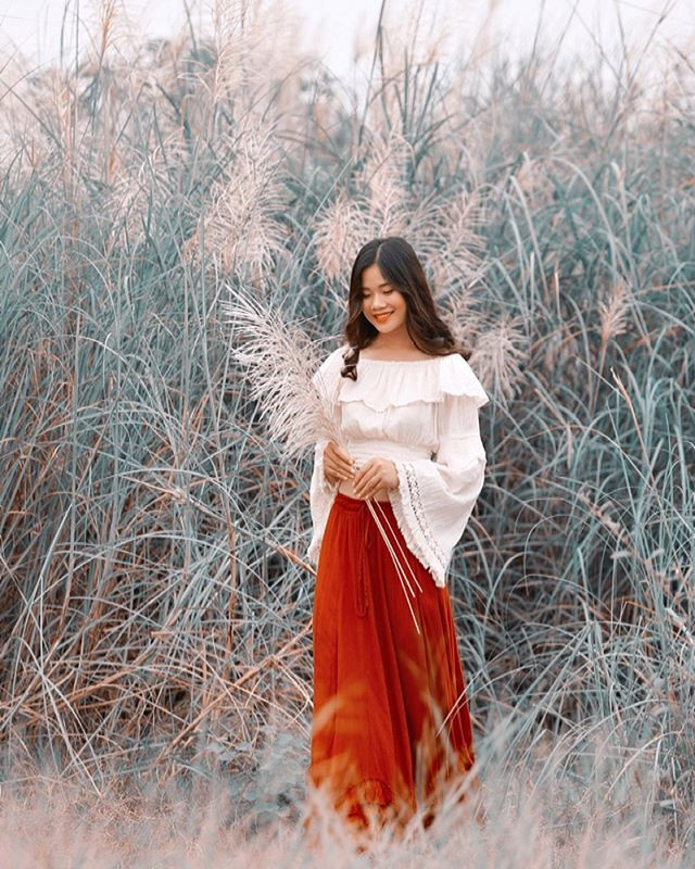 Mặc dù không đông đúc như vườn cúc hoạ mi hay cánh đồng hoa dã quỳ vàng óng khi vào mùa nhưng cánh đồng lau từ lâu đã là địa điểm quen thuộc của hội mê check-in Hà Nội. Ảnh: @thosuzy