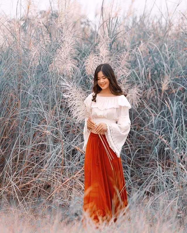 Mặc dù không đông đúc như vườn cúc hoạ mi hay cánh đồng hoa dã quỳ vàng óng khi vào mùa nhưng cánh đồng lau từ lâu đã là địa điểm quen thuộc của hội mê check-in Hà Nội. Ảnh: @thosuzy