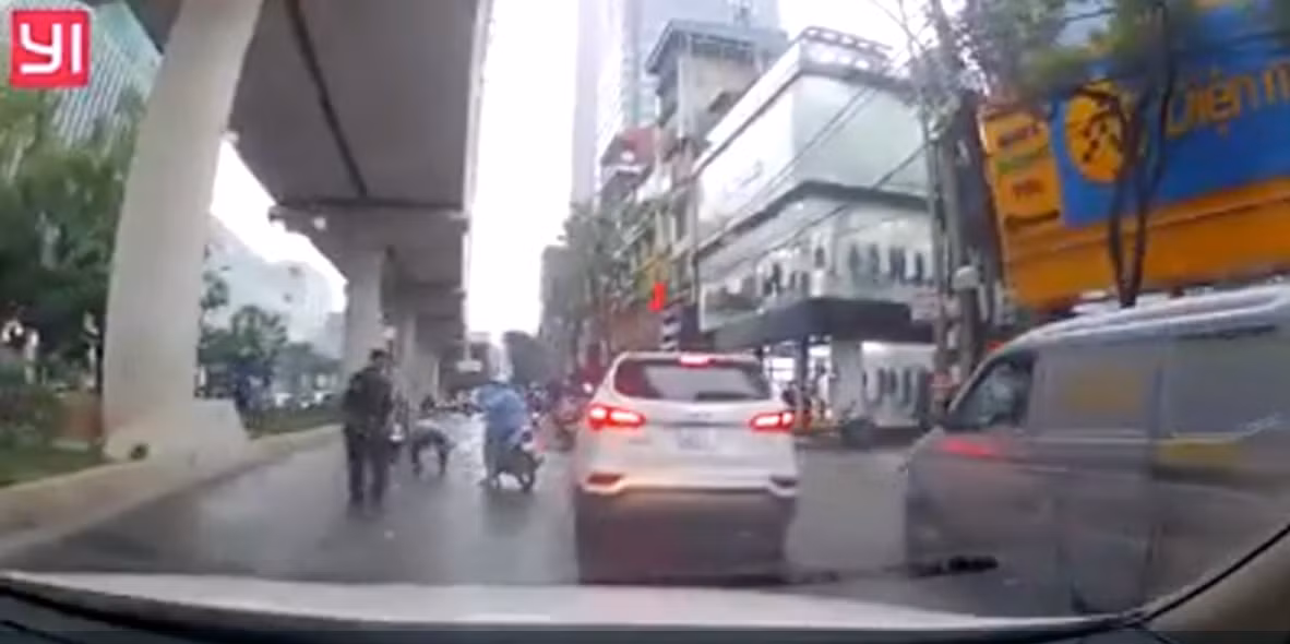 Co gai roi tien giua duong, bat luc nhin dam dong xum vao hoi cua roi di mat-Hinh-2