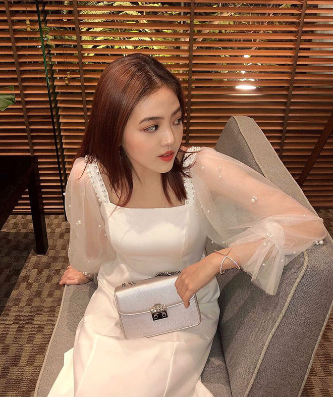 Cô bạn này khiến dân tình chú ý khi vẫn đi bán quần áo thuê với mức lương bèo bọt 20k/h, dù đang học tại ngôi trường chỉ dành cho con nhà giàu.