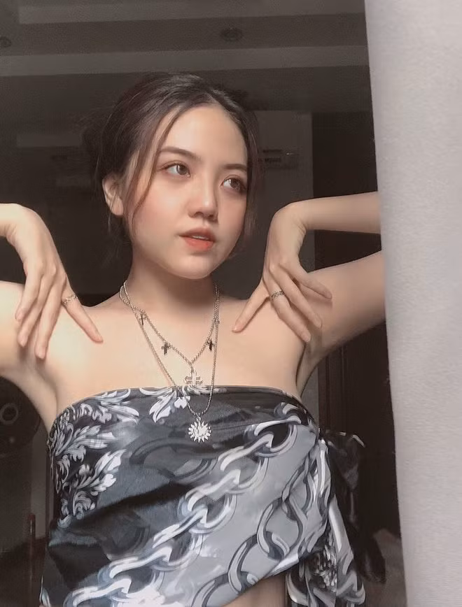 Điển hình là sinh viên ĐH RMIT có tên Đỗ Hà Kim Ngân (20 tuổi, Tp.HCM), hiện tại đang là sinh viên năm 2, cử nhân ngành Kinh doanh thời trang.