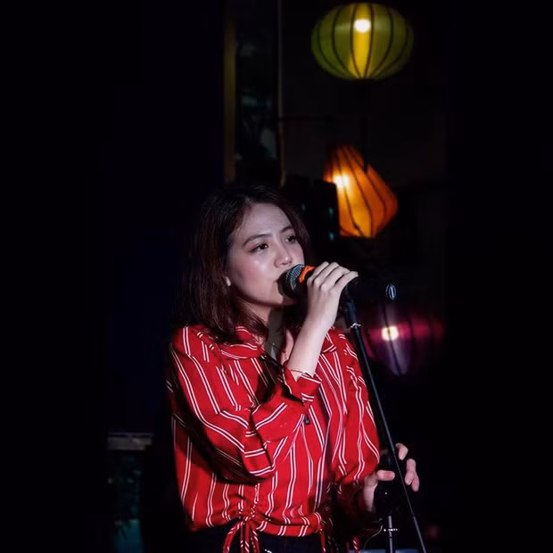 Với công việc làm thêm đồng lương ít ỏi như vậy, nhiều người khá bất ngờ về Kim Ngân, bởi dù gì cô nàng cũng là sinh viên trường "con nhà giàu".