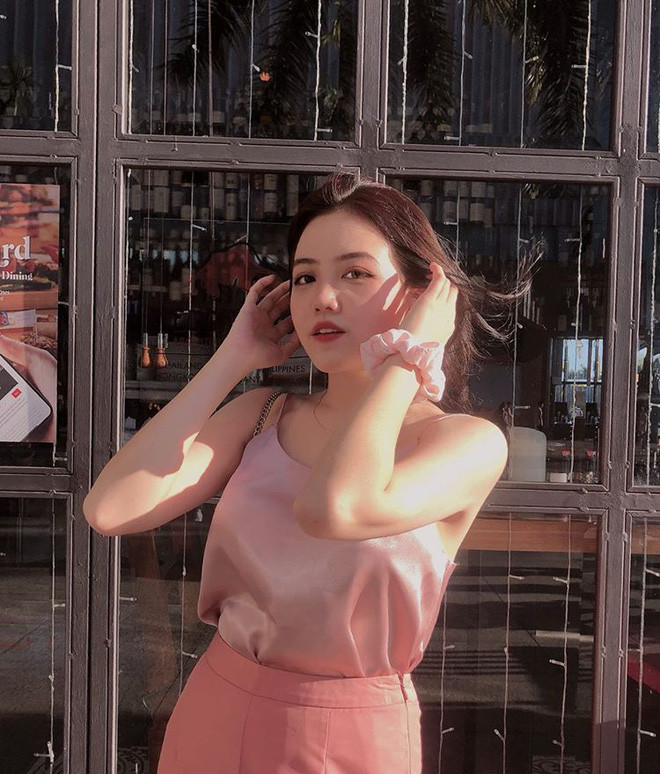 Không chỉ xinh đẹp, giỏi giang mà nữ sinh viên này còn rất năng nổ tham gia nhiều hoạt động của trường. Cô bạn từng là vocal của Music Club, hiện tại có làm MC cho 1 vài sự kiện, đồng thời Ngân cũng đang là 1 trong những đại sứ sinh viên.