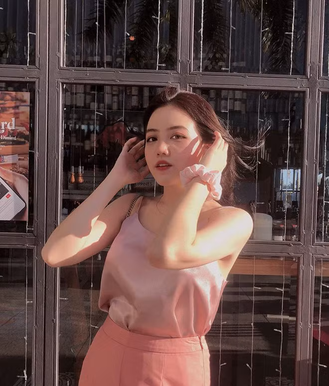 Không chỉ xinh đẹp, giỏi giang mà nữ sinh viên này còn rất năng nổ tham gia nhiều hoạt động của trường. Cô bạn từng là vocal của Music Club, hiện tại có làm MC cho 1 vài sự kiện, đồng thời Ngân cũng đang là 1 trong những đại sứ sinh viên.