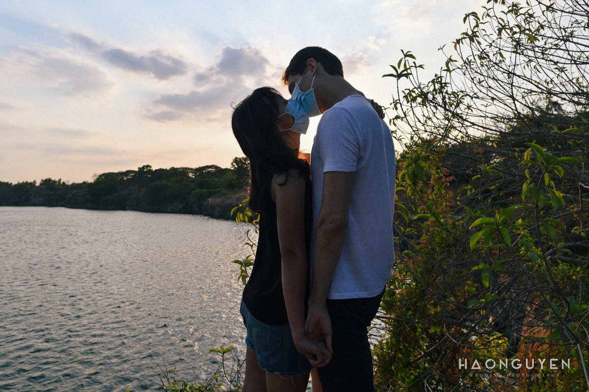 Tình cảm nhưng vẫn không quên đeo khẩu trang để tự bảo vệ mình và những người xung quanh.