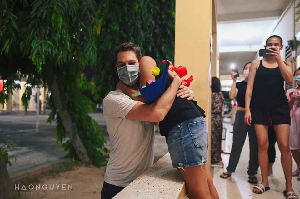 "Hạnh phúc thật, có lẽ họ cùng ở nước ngoài rồi cùng vào 1 khu cách ly Covid-19 luôn. Mặc dù không lãng mạn nhưng đúng là một kỷ niệm khó quên", "Chúc cả hai mạnh khỏe, ra ngoài đúng hạn để bù một ngày khác đầy đủ hơn" - Dân mạng gửi lời chúc tới cặp đôi.