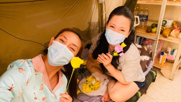 Hoa giấy được Võ Hoàng Yến và nhiều người trong khu cách ly cùng chuẩn bị để giúp cặp đôi trai Tây - gái Việt có một kỷ niệm đáng nhớ.
