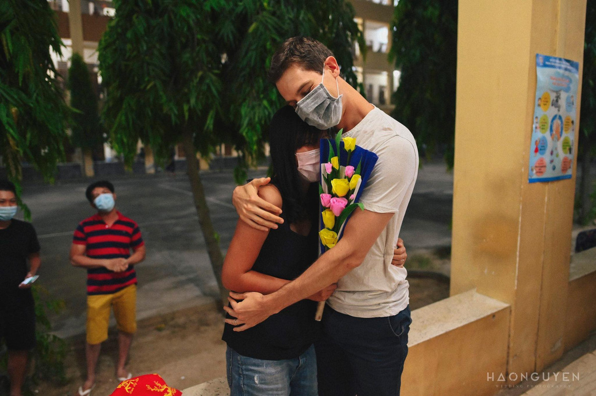 Không nến, không quà tặng, cặp đôi trao cho nhau những cái ôm nồng thắm dưới sự cổ vũ nhiệt tình của những người trong khu cách ly Covid-19.