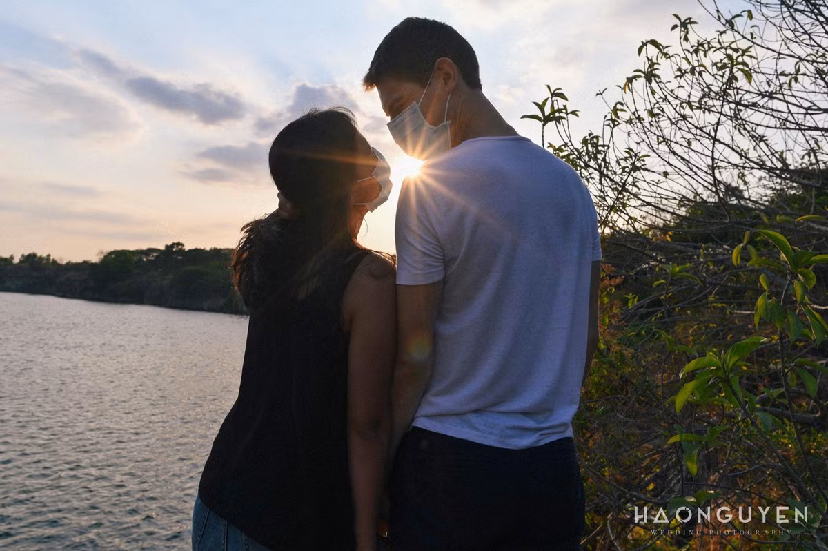 Không chỉ có lễ kỷ niệm cực đặc biệt, cặp đôi trai Tây - gái Việt này còn được những người cùng khu cách ly "khuyến mại" cho bộ ảnh đôi cực tình. Đúng là vào khu cách ly cái gì cũng có, ekip chụp ảnh cũng vô cùng chuyên nghiệp.