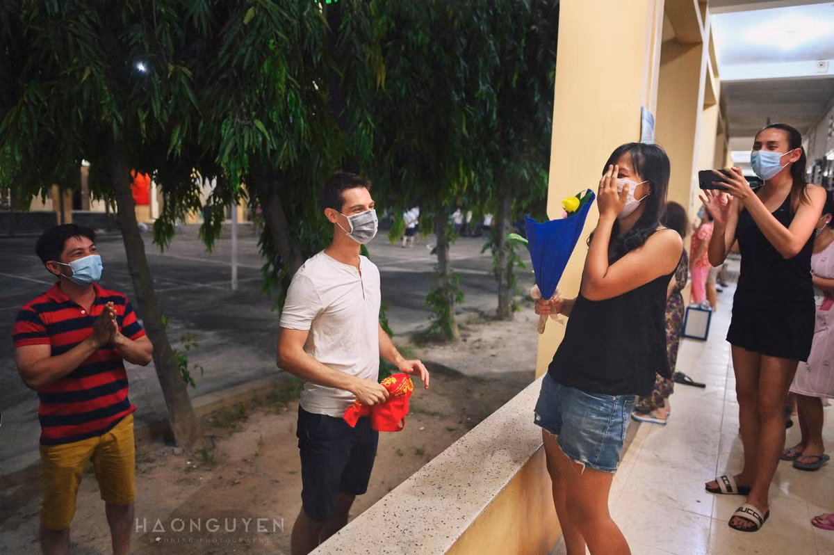 Mới đây, trên mạng xã hội xuất hiện khoảnh khắc một cặp đôi kỷ niệm 4 năm ngày cưới trong khu cách ly Covid-19 thu hút sự quan tâm của cộng đồng mạng. Mặc dù không có không gian lãng mạn hay lời nói ngọt ngào nhưng cặp đôi này vẫn mừng dịp đặc biệt theo cách riêng trong sự vỗ tay của những người cùng khu, và hơn hết là sự xuất hiện của Võ Hoàng Yến.