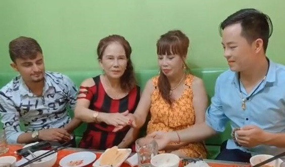 Cô dâu Thu Sao đã chi 50 triệu đồng để nâng mũi và sửa lại lông mày. Việc tân trang lại nhan sắc của chị được người chồng trẻ rất ủng hộ và luôn ở bên cạnh để chăm sóc, động viên vợ. Hành động đáp trả lại lời lẽ chỉ trích từ cư dân mạng của chồng trẻ Hoa Cương khi vợ mình nâng mũi cũng cho thấy rõ điều đó.