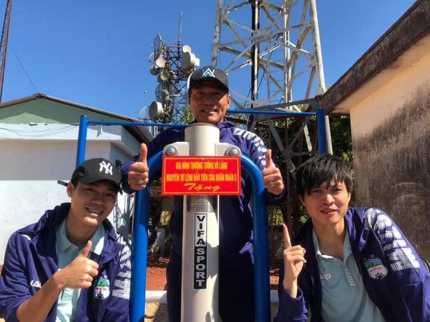 Cặp bạn thân Tuấn Anh - Văn Toàn sát cánh bên nhau trong suốt hành trình khám phá núi Hàm Rồng. Cách đây không lâu có thông tin Tuấn Anh đang bị đau đầu gối khiến người hâm mộ lo lắng.