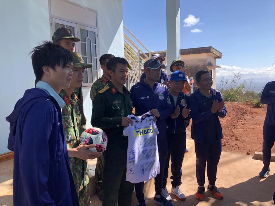 Các cầu thủ HAGL cũng tranh thủ ghé thăm đồn trú của bộ đôi nơi đây và mang theo những món quà ý nghĩa.