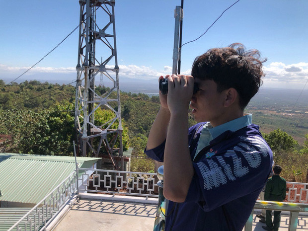 Minh Vương sử dụng ống nhòm nhìn về phía học viện HAGL, nơi anh đã trưởng thành và gắn bó suốt nhiều năm.