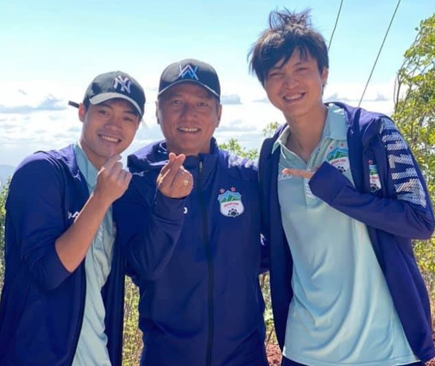 Tuấn Anh rất ít khi chụp ảnh rồi đăng tải trên trang cá nhân, chính bởi thế vào fanpage của HAGL để ngắm ảnh anh chàng là cách duy nhất để người hâm mộ cập nhật hình ảnh, hoạt động hàng ngày của nam cầu thủ.