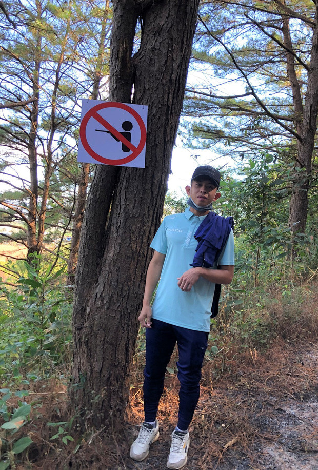 Hồng Duy Pinky ngẩn ngơ trong lúc leo núi khiến người hâm mộ cười bò. Hơn thế nữa, cầu thủ thuộc biên chế CLB HAGL chụp ảnh kỷ niệm ở đâu không chụp lại chụp ngay bên cạnh cái cây có biển cấm săn bắn.