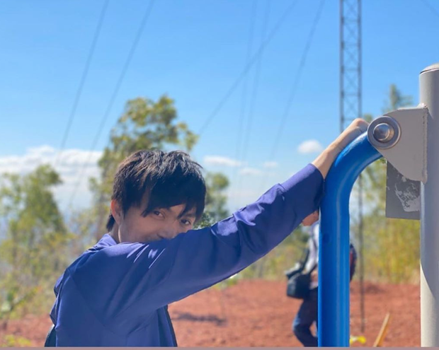 "Văn Toàn chụp ảnh cho Tuấn Anh" - Cầu thủ sinh năm 1995 viết. Tuấn Anh được người hâm mộ yêu quý không chỉ vì lối chơi bóng nổi bật mà còn do tính cách thoải mái, hiền lành, có phần ít nói nhưng lại cực kỳ đáng yêu.